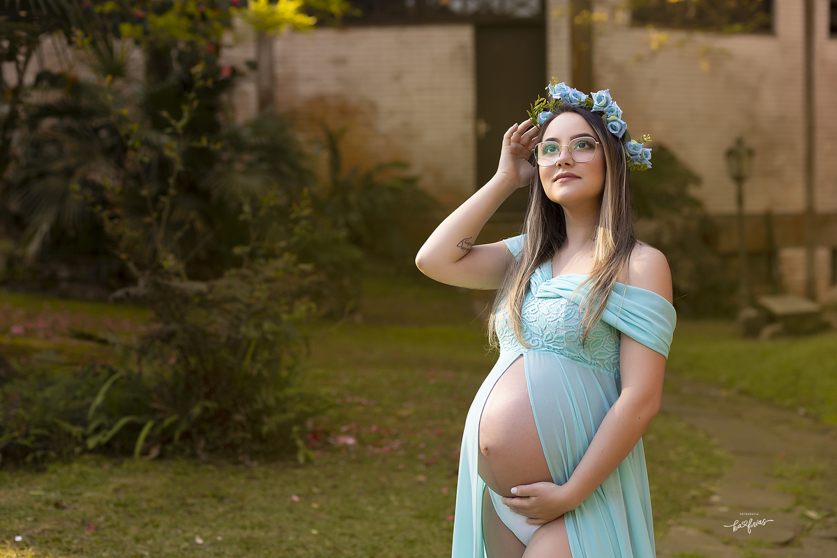 a gestante sorri no ensaio em caxias do sul-rs