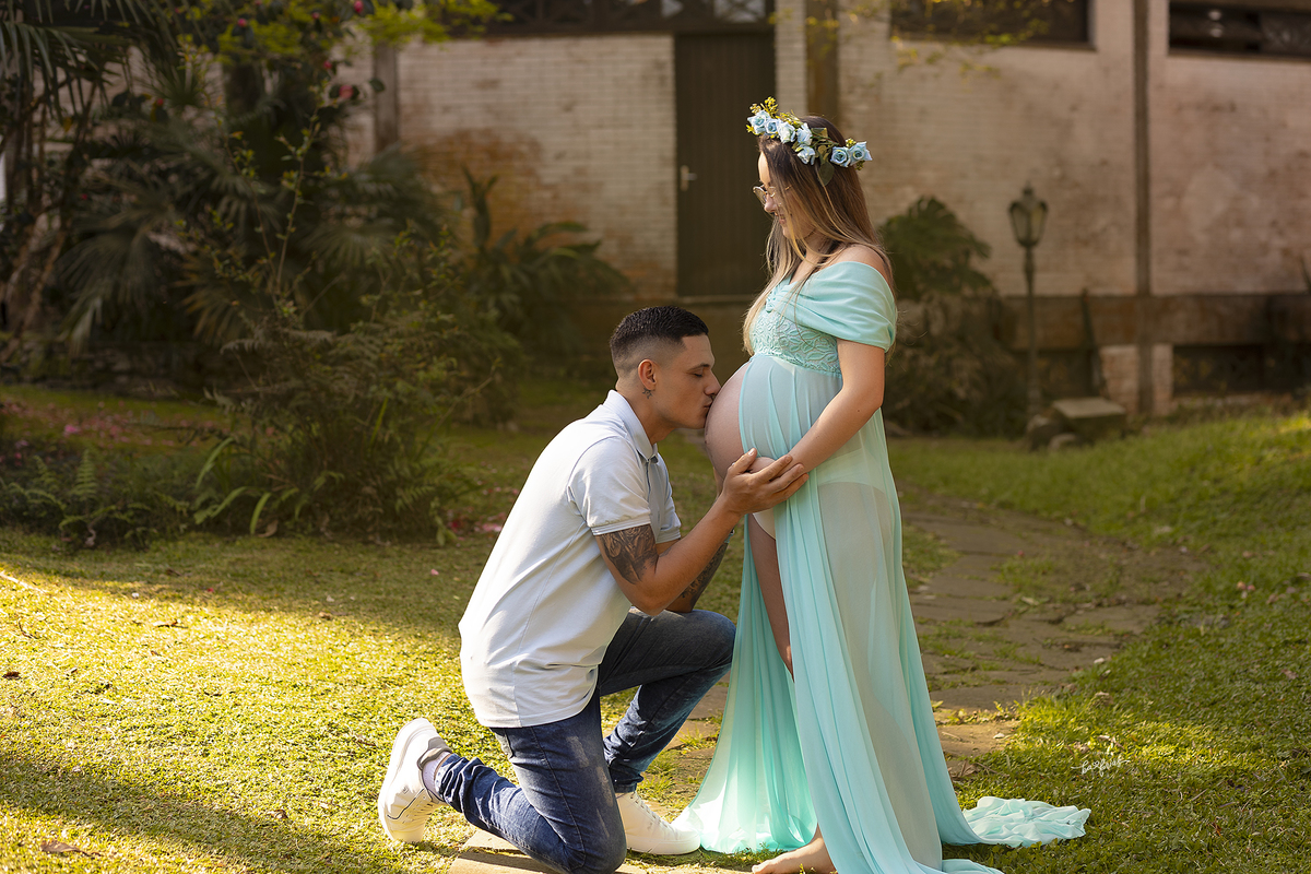 o pai beija a barriga na sessão de fotos de gestante