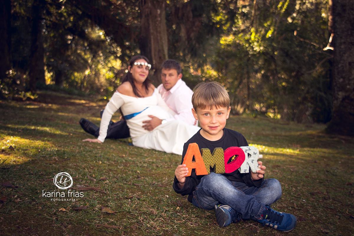 a criança sorri para a fotografa de familia karina frias