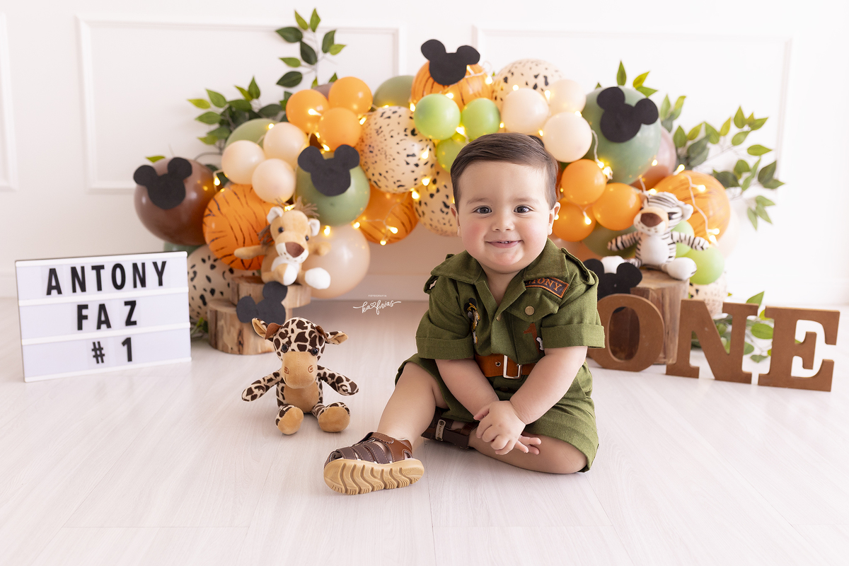 o bebe esta vestido para as fotos de aniversario