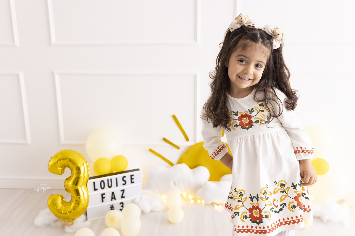 a menina posa para a fotografa de bebes de caxias do sul, ka frias