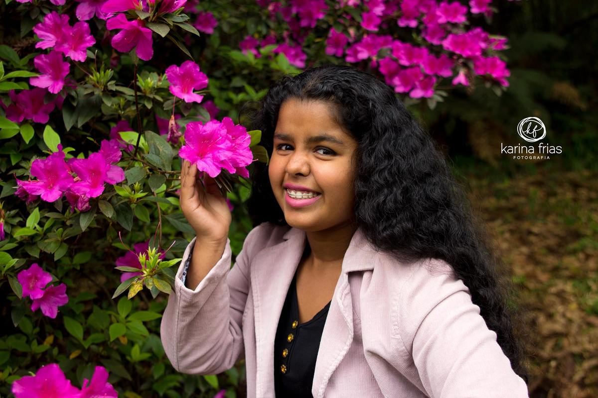 a debutante cheira as rosas em seu ensaio de 15 anos