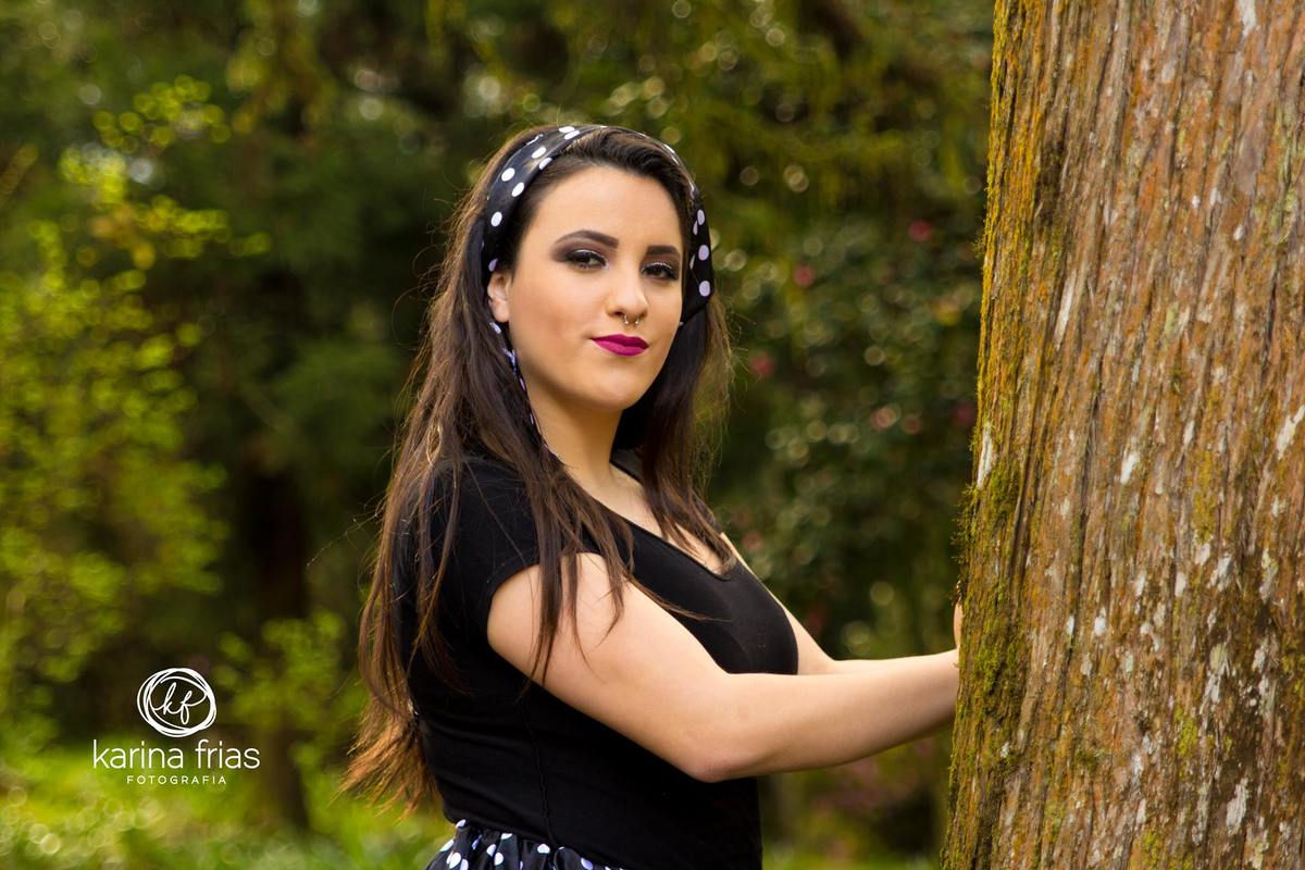 a modelo olha para as lentes da fotografa de familia, karina frias