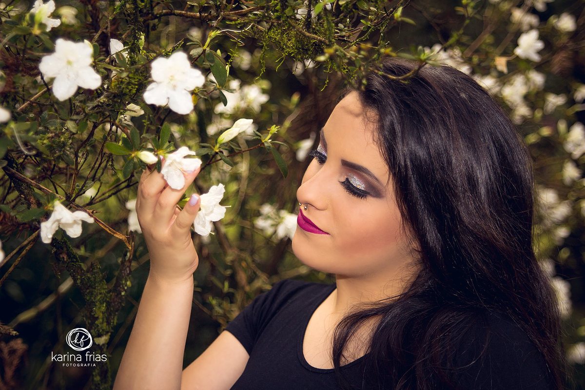 em seu ensaio de 15 anos, a modelo cheira as flores