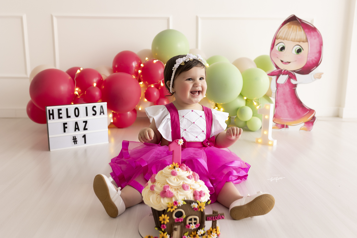 a menina sorri no ensaio com bolo