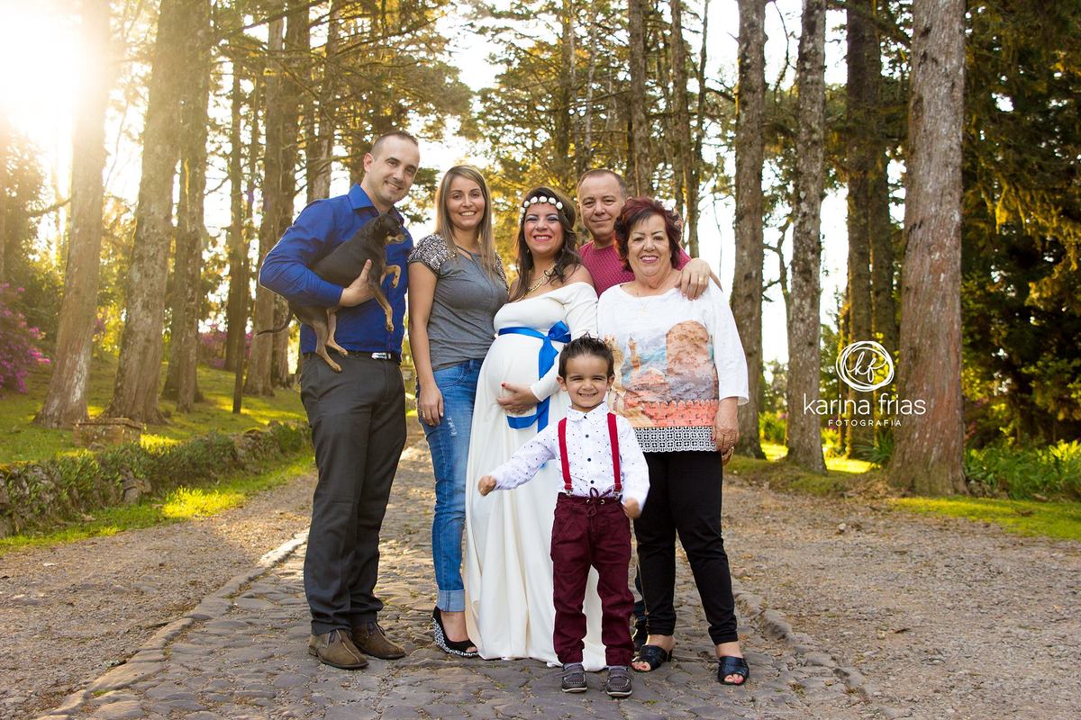 modelos posam para fazer a foto de familia durante ensaio externo