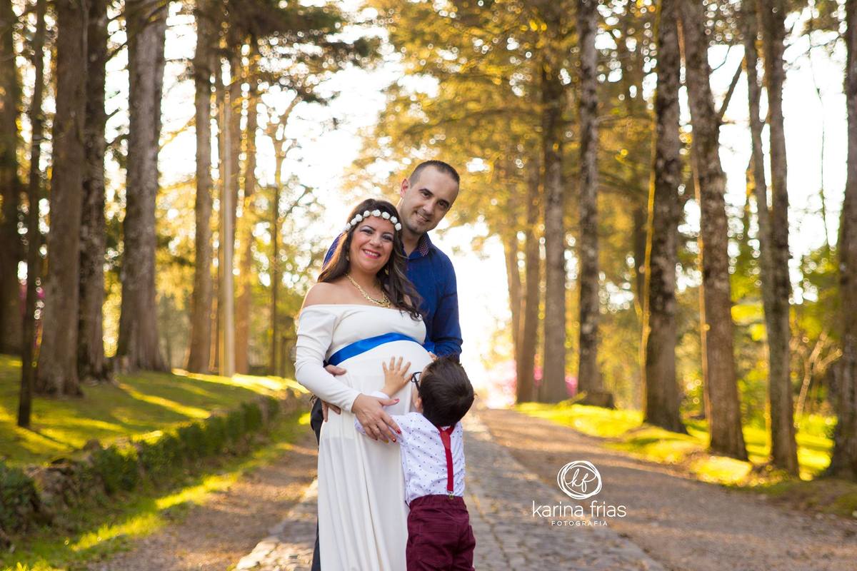 O filho beija a barriga da gestante na espera do irmao