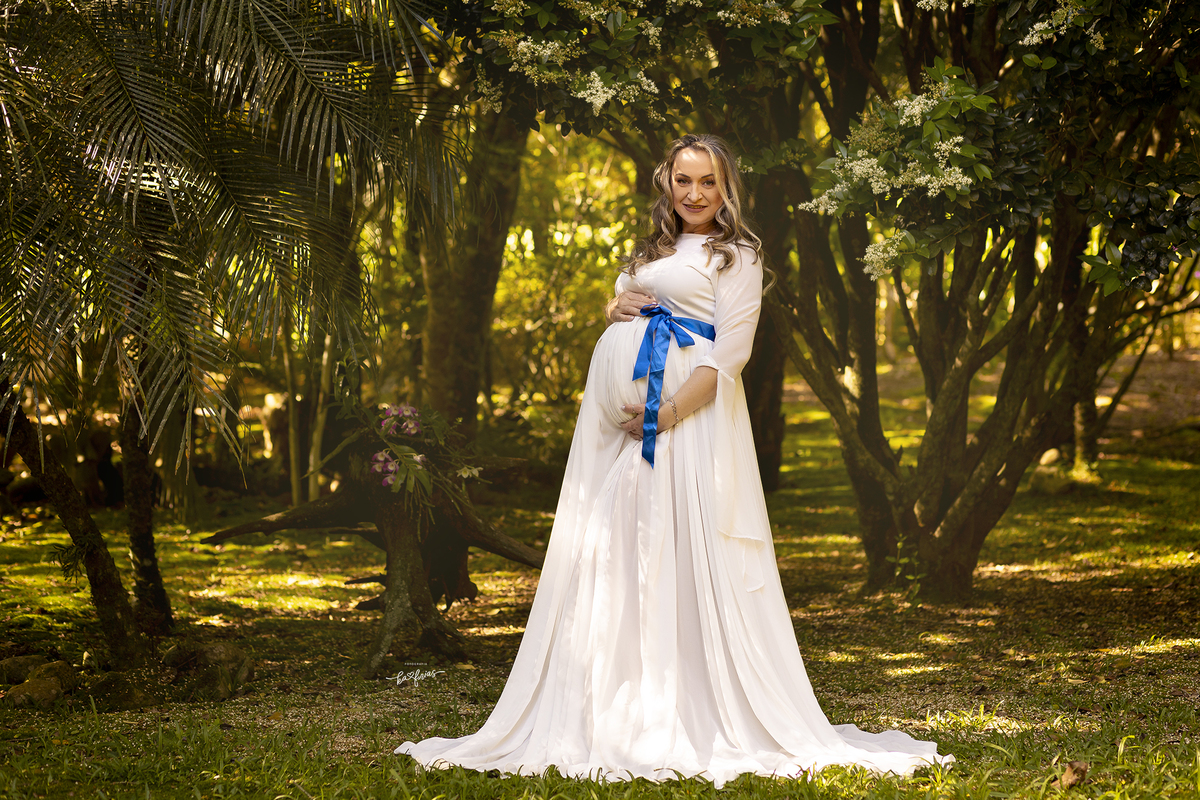 a modelo olha para a fotografa de gestante ka frias