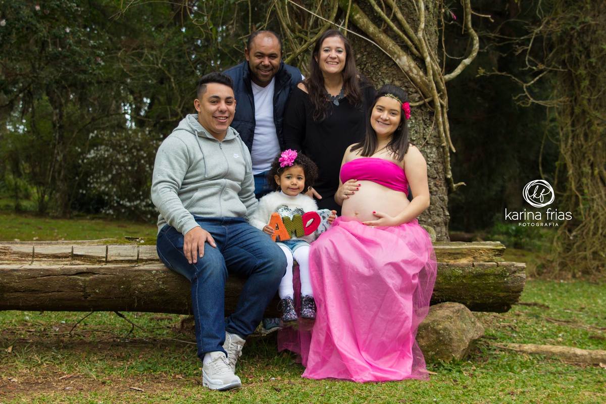 no book externo de gestante a menina segura uma placa para mostrar como a família se ama