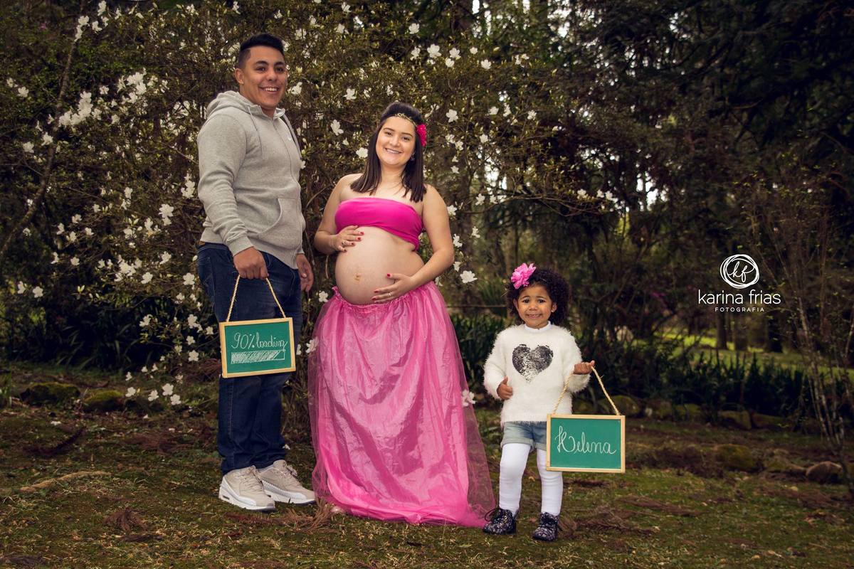 em seu ensaio externo de gestante a família está muito feliz 