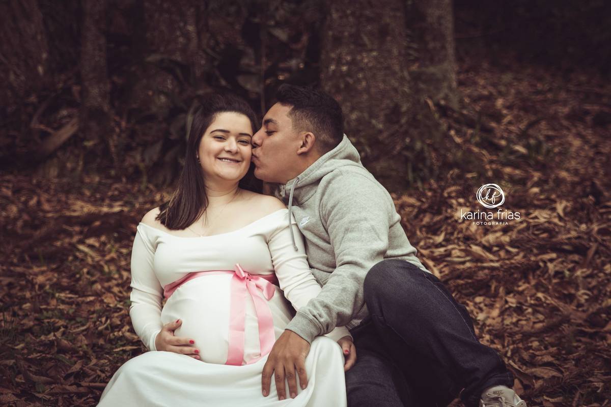 na foto do book de gestante mostra que o pai está mais feliz do que a mãe