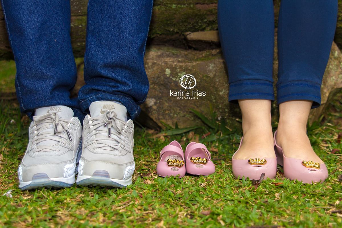 no book de gestante a mãe compra um sapatinho igual ao dela para que a filha seja que nem ela