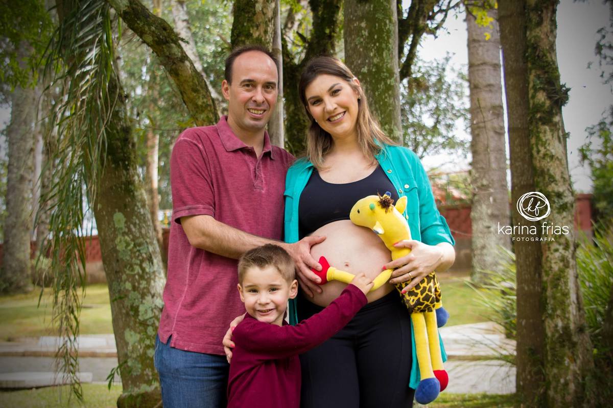 no ensaio externo de gestante mostra como a família está feliz com a chegada de gustavo