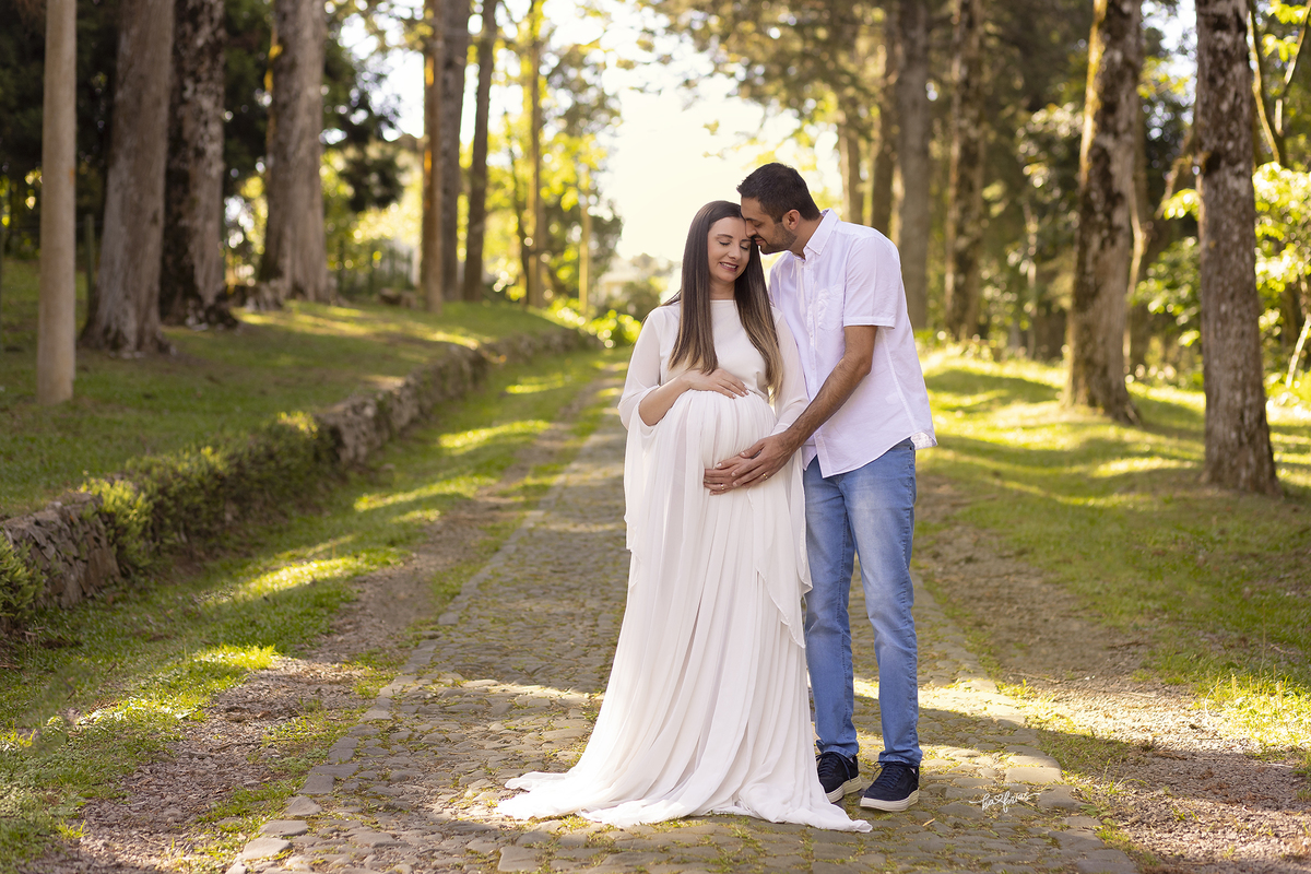 os pais se abracam no ensaio externo de gestante