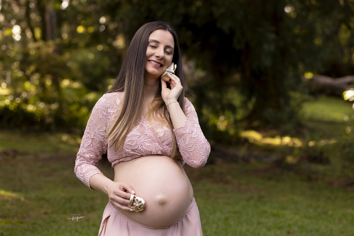 a gestante sorri para a fotografa de gestante ka frias