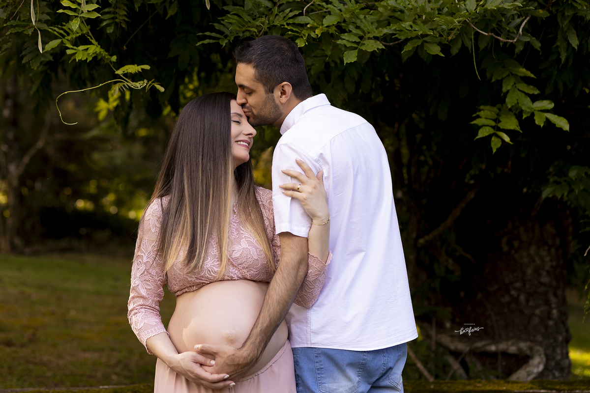 os modelos de beijam durante sessao de fotos de gestante