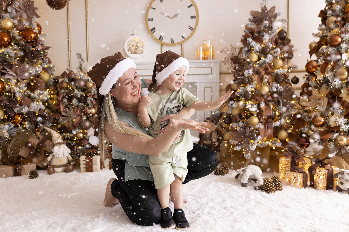 mae e filho brincam na neve durante fotos de natal em caxias do sul