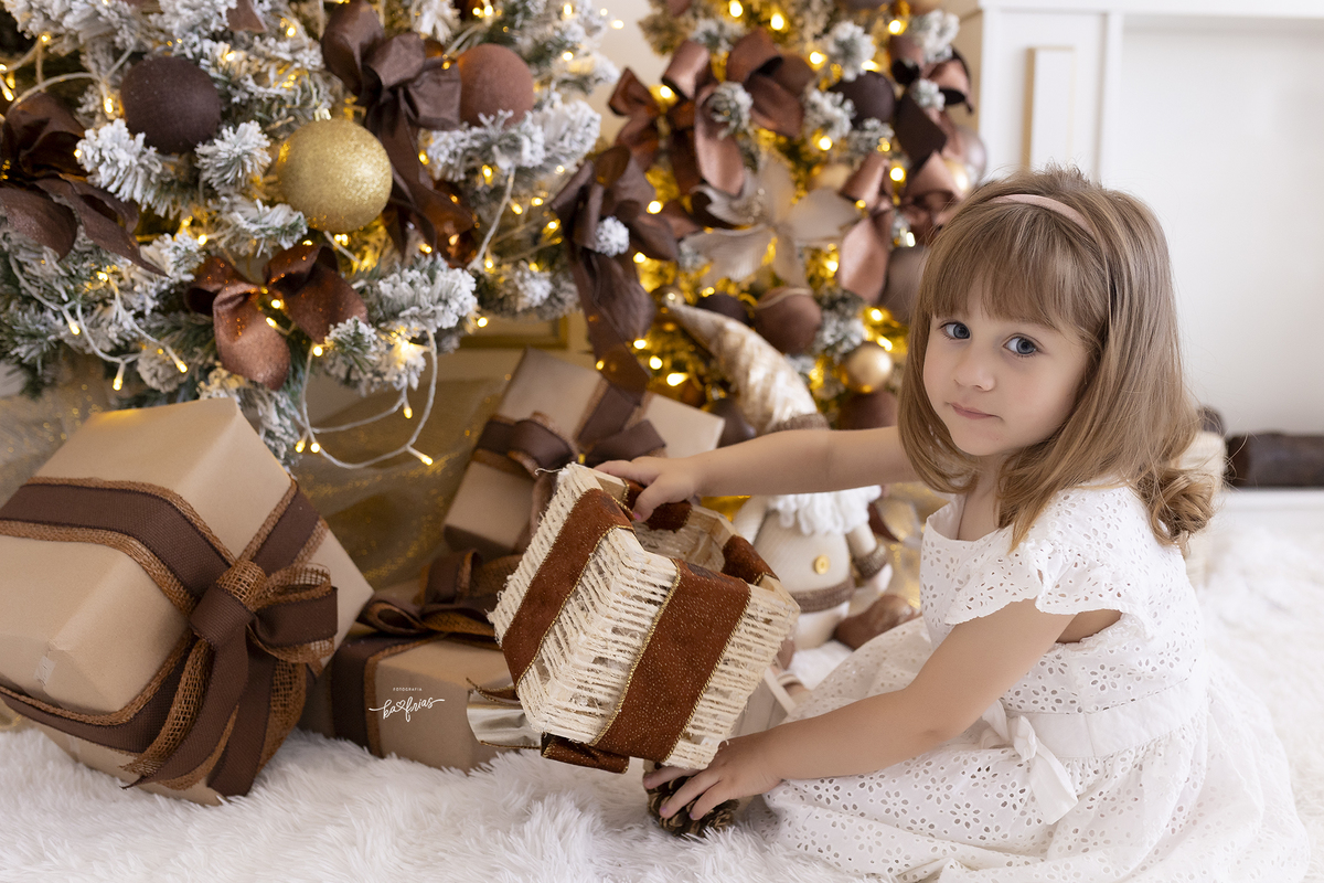 a menina olha para a fotografa de caxias do sul, ka frias