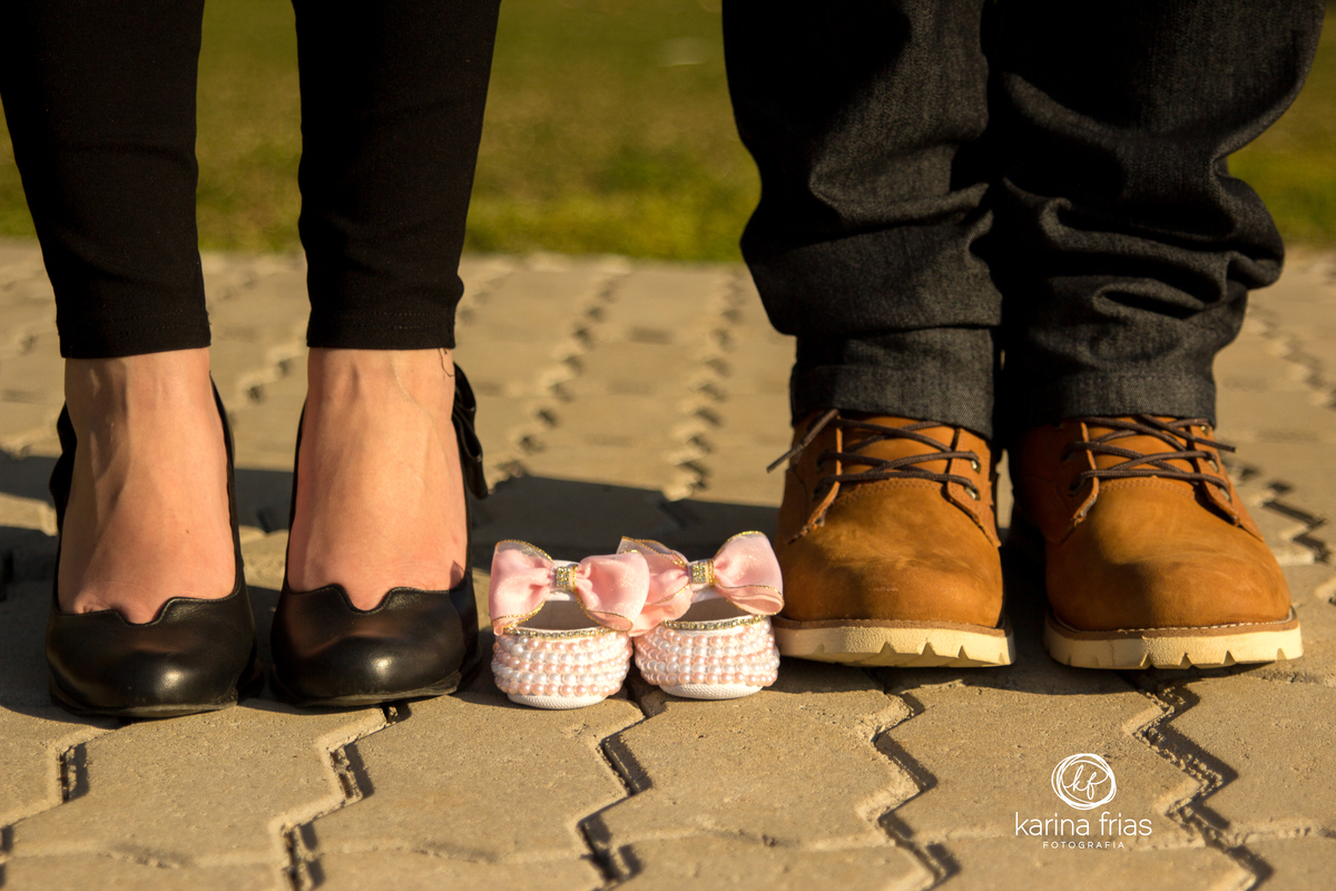 Os pais mostram os pés para as fotos externas