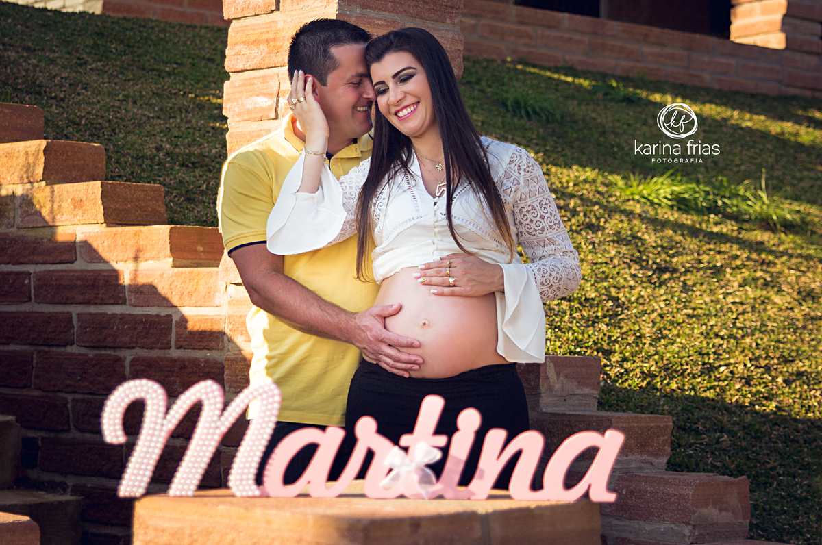 Nos ensaios externos de gestante sempre é bom levar letreiro para as fotos