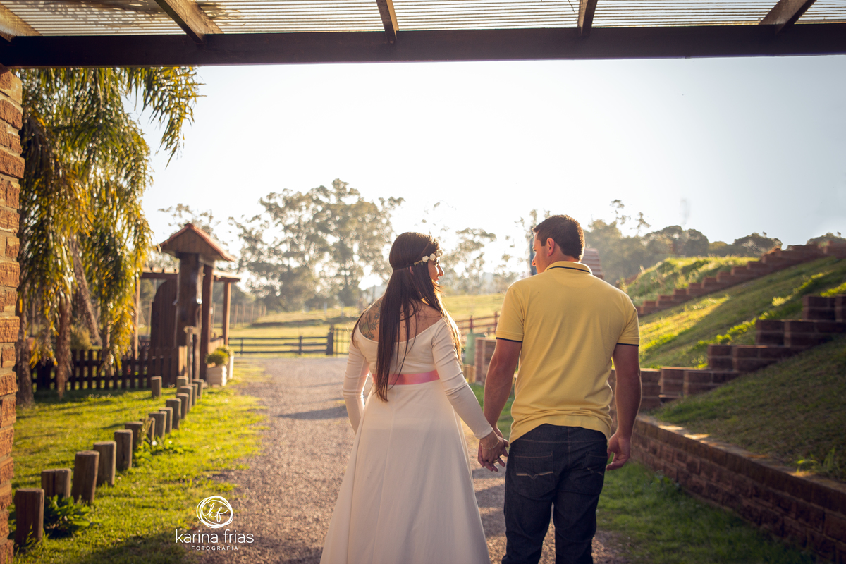casal caminha ao ar livre no book de gestante