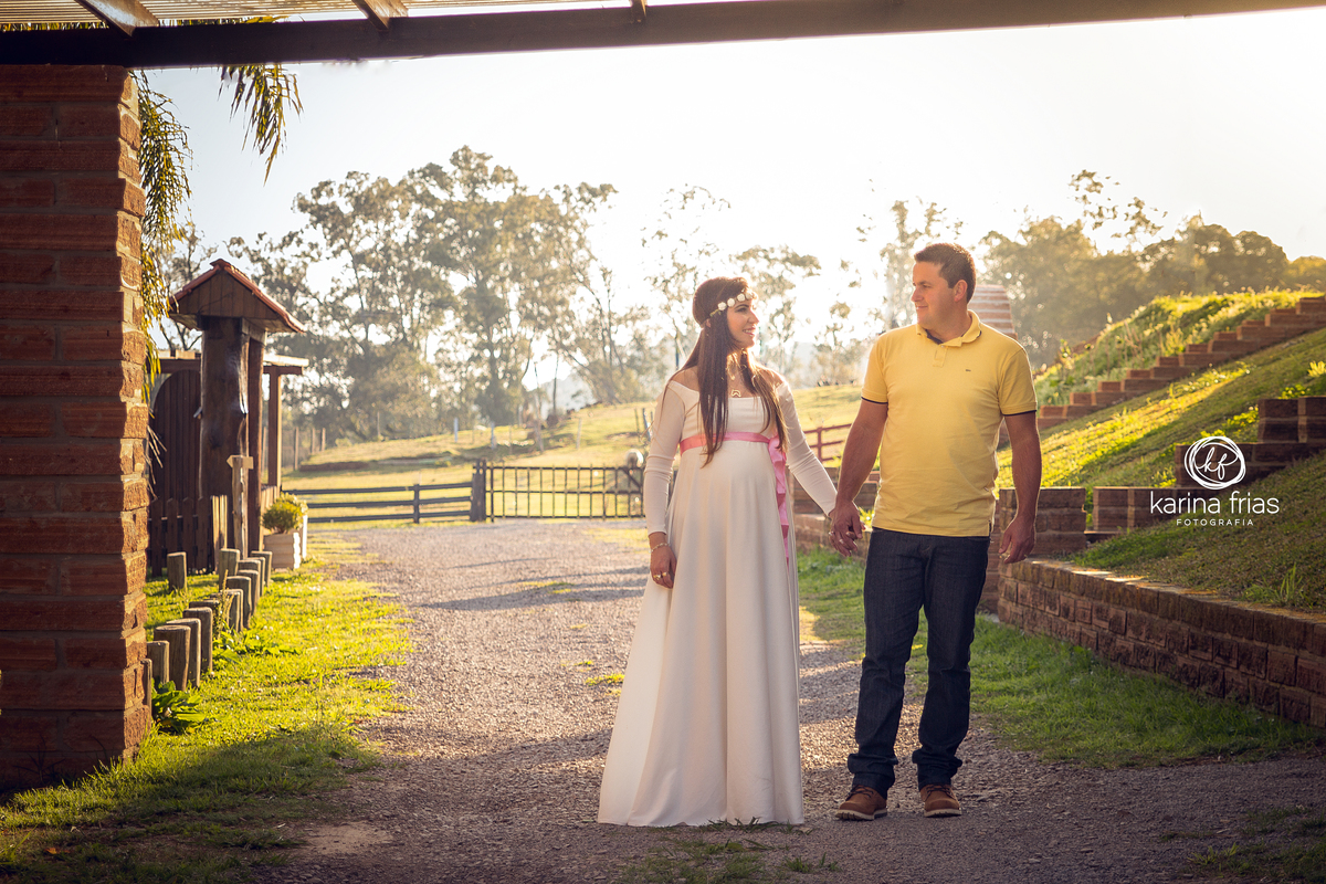 gestante olha seu esposo em seu book externo