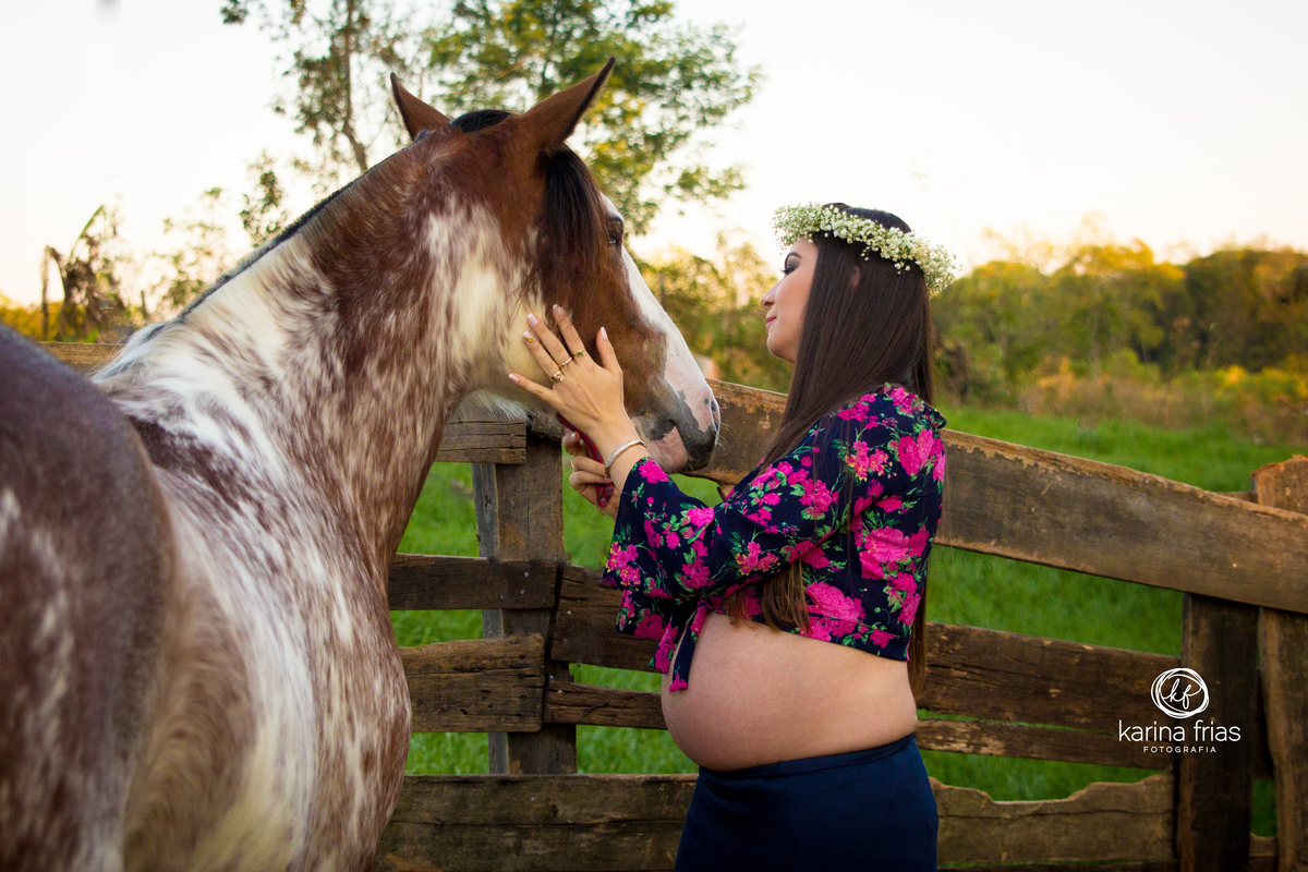 gestante acaricia o cavalo em fotos feitas em chacara em caxias do sul-rs
