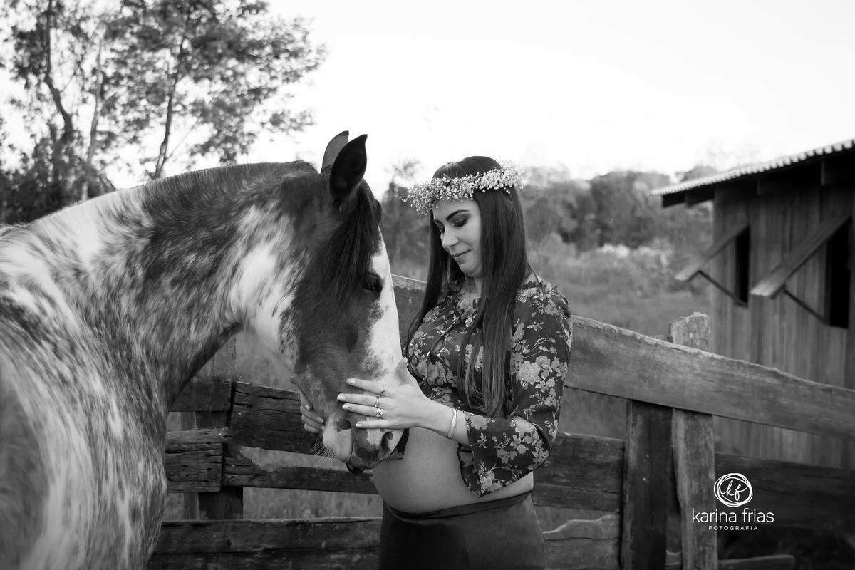 o cavalo cheira a barriga da gestante em fotos externas
