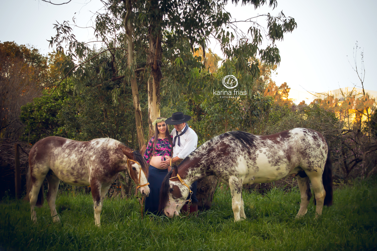 pais olham a barriga no seu book de gestante externo