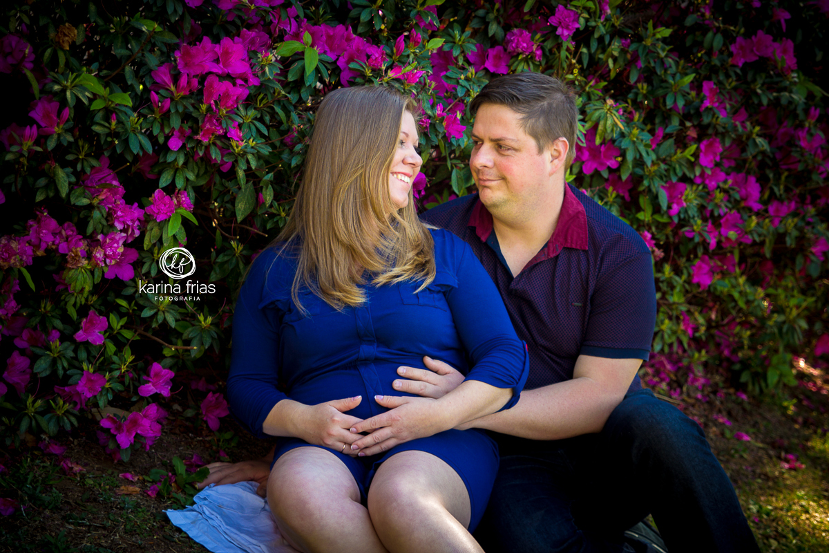 casal se olha enquanto a fotografa de família karina frias os clica