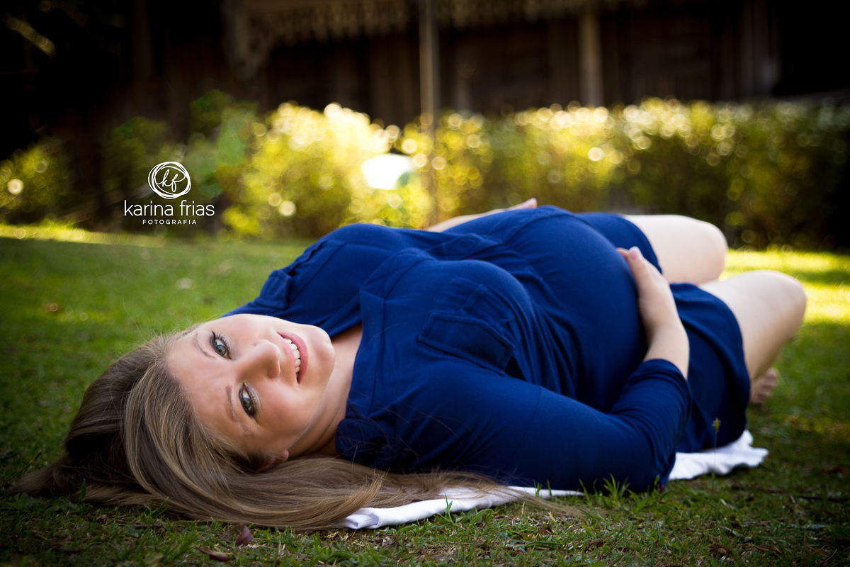 gestante deita no chão em seu ensaio externo