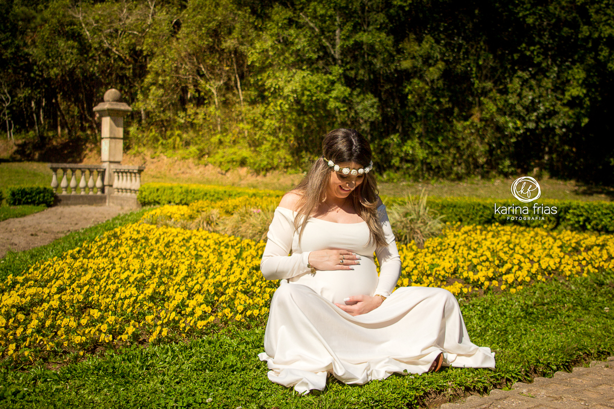 a gestante olha a barriga no seu book