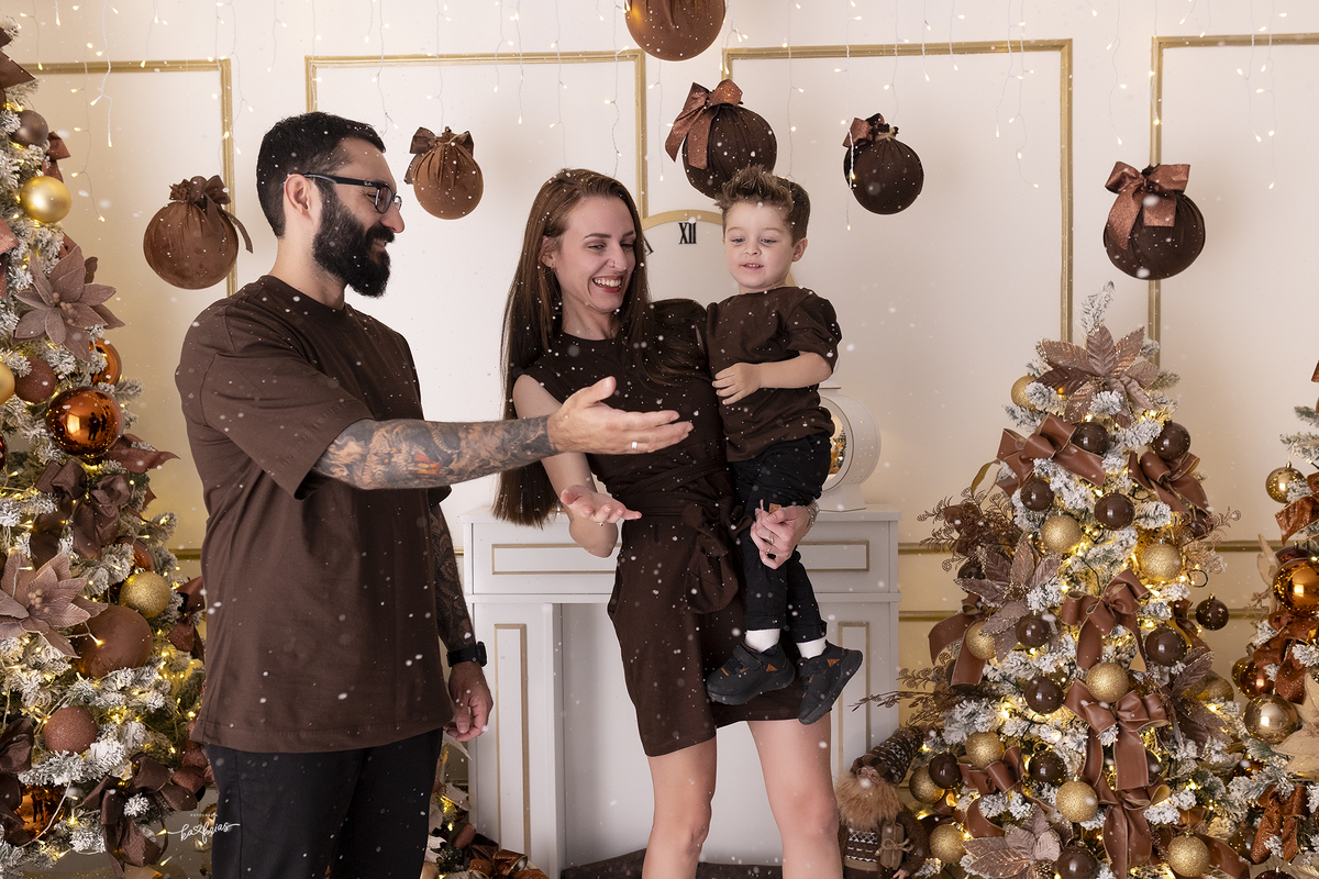 a familia brinca com neve nas fotos de natal em caxias do sul-rs