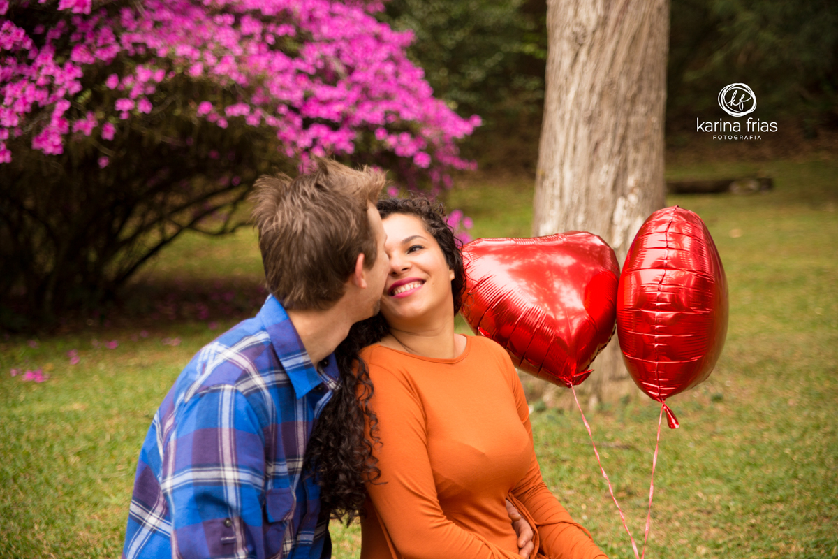 modelos se olham em seu ensaio de casal