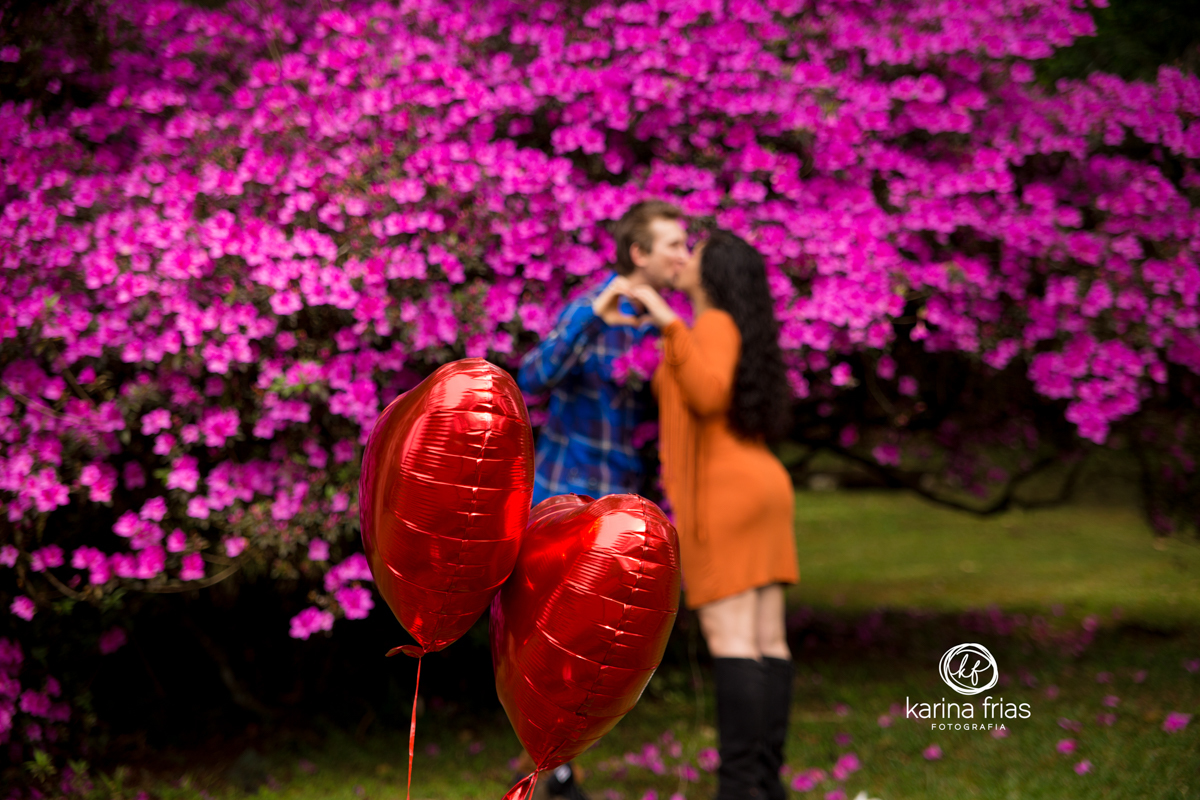 o casal faz um coração no seu book externo