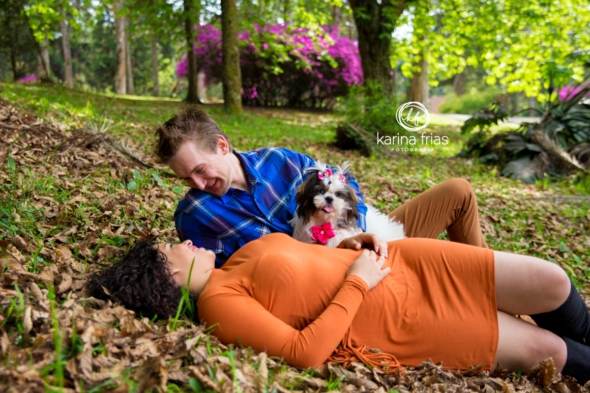 noivo olha para a noiva em ensaio externo em parque de caxias do sul-rs