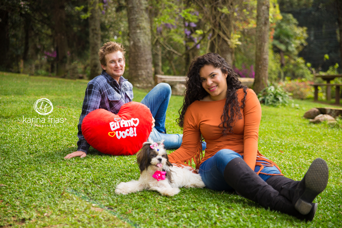 o casal olha atento para a fotografa de familia karina frias