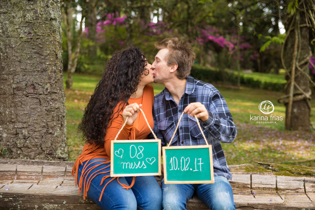 os modelos completam meses de namoro e posam pára as fotos do ensaio de casal