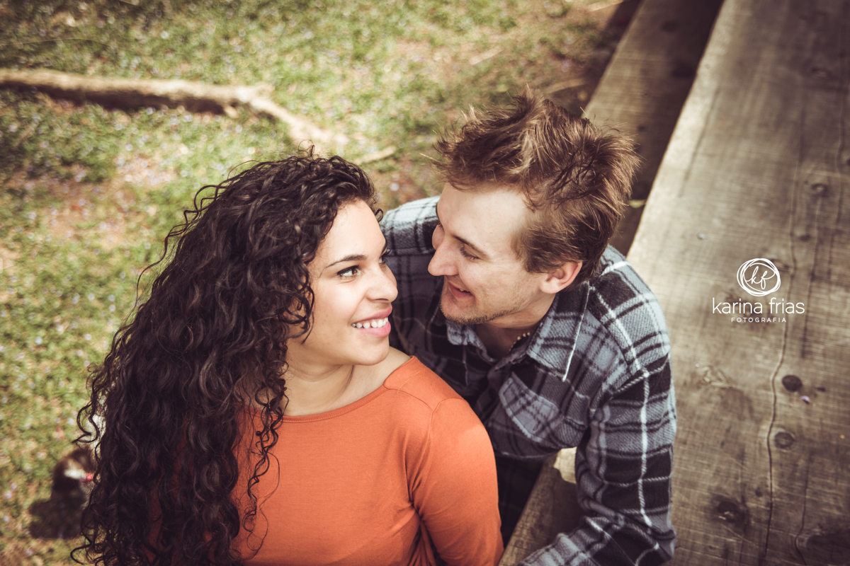 a noiva olha o noivo no seu ensaio de casal externo