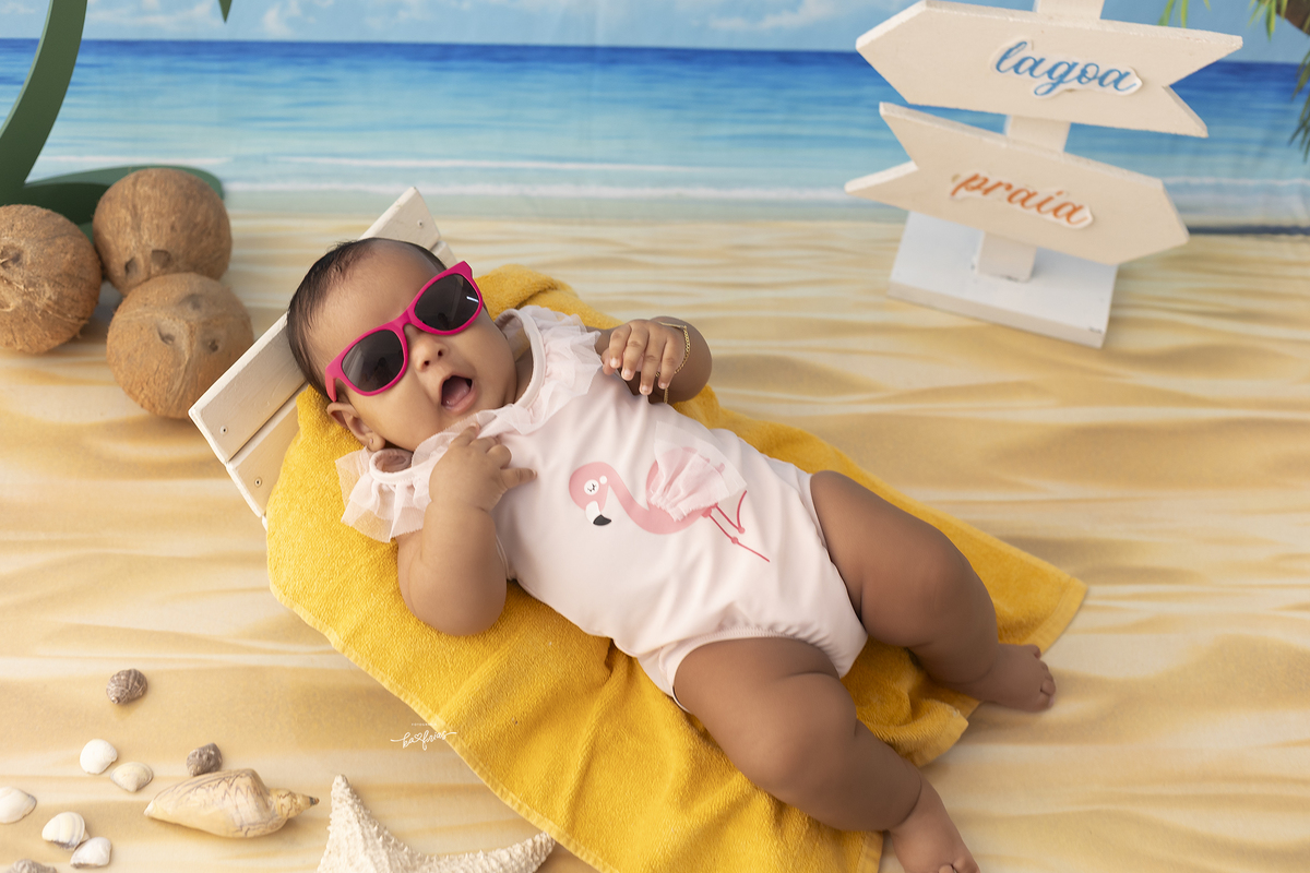 a bebe usa oculos no ensaio de praia