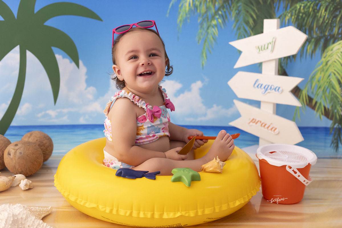 a bebe sorri no ensaio de acompanhamento mensal