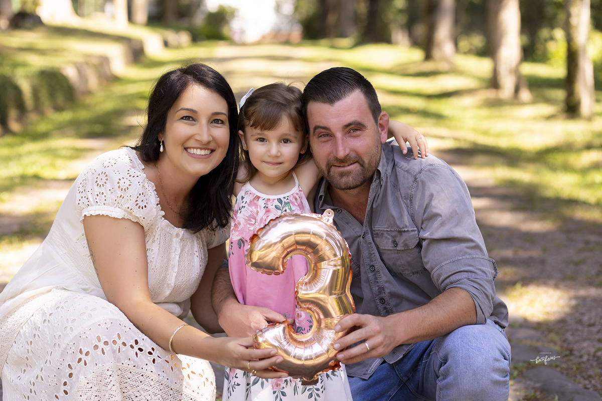 OS PAIS FAZEM FOTO JUNTO COM A CRIANÇA PARA COMEMORAR 3 ANOS