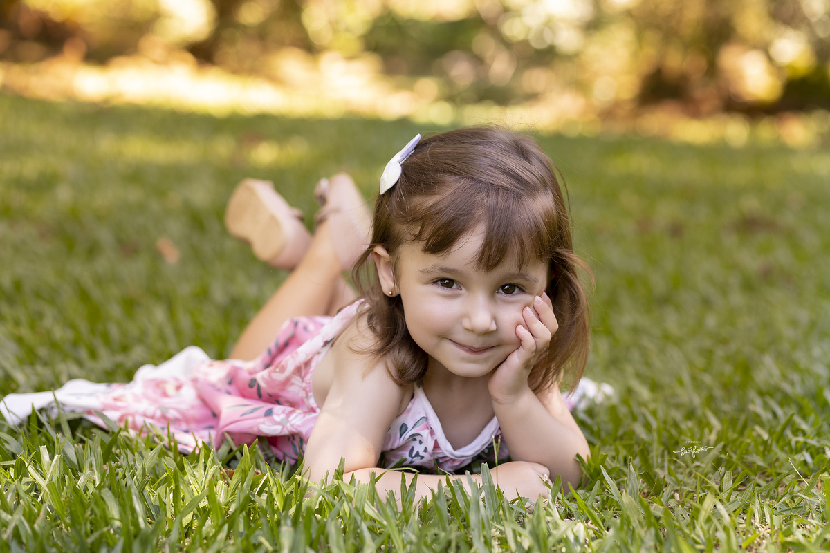 a menina posa nas fotos de 3 anos