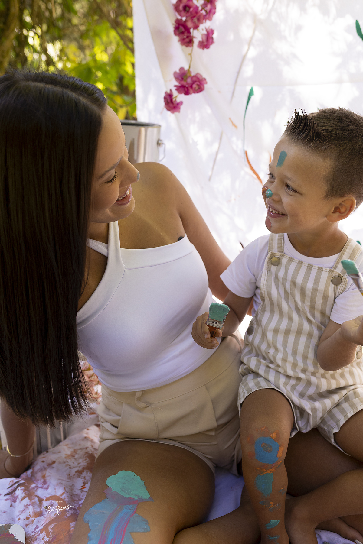 mae e filho brincam no ensaio aquarela