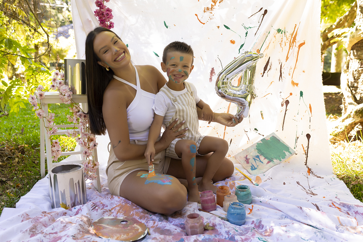 a mae e filho brincam com tintas na sessão de fotos