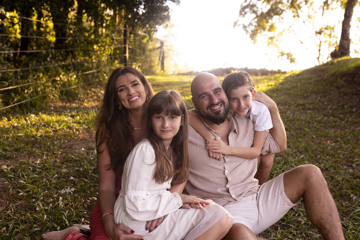 a familia posa para a fotografa de caxias do sul, ka frias