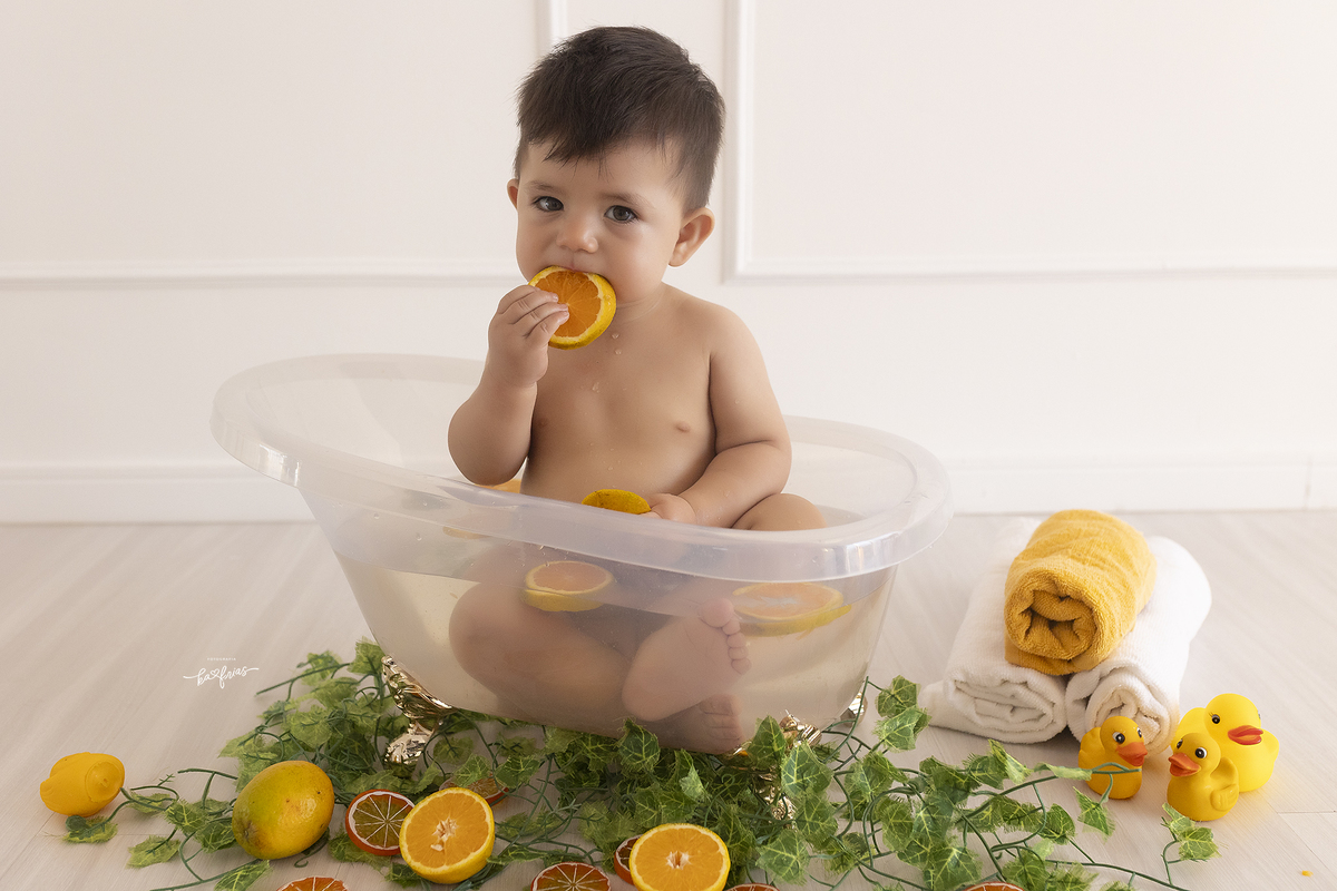 o bebe olha para a fotografa de criancas em caxias do sul, ka frias