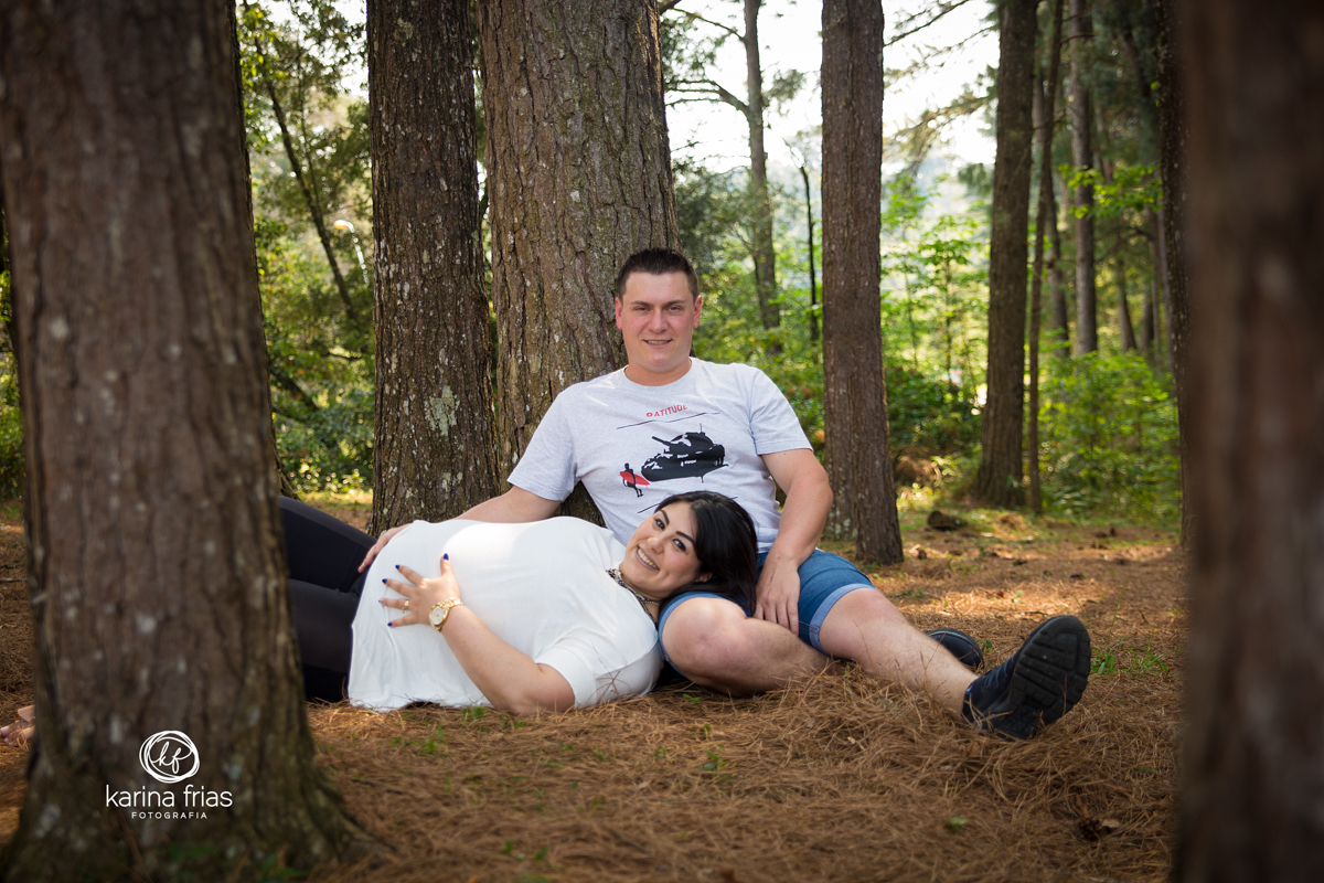 A GESTANTE OLHA PARA A CAMERA EM SEU ENSAIO