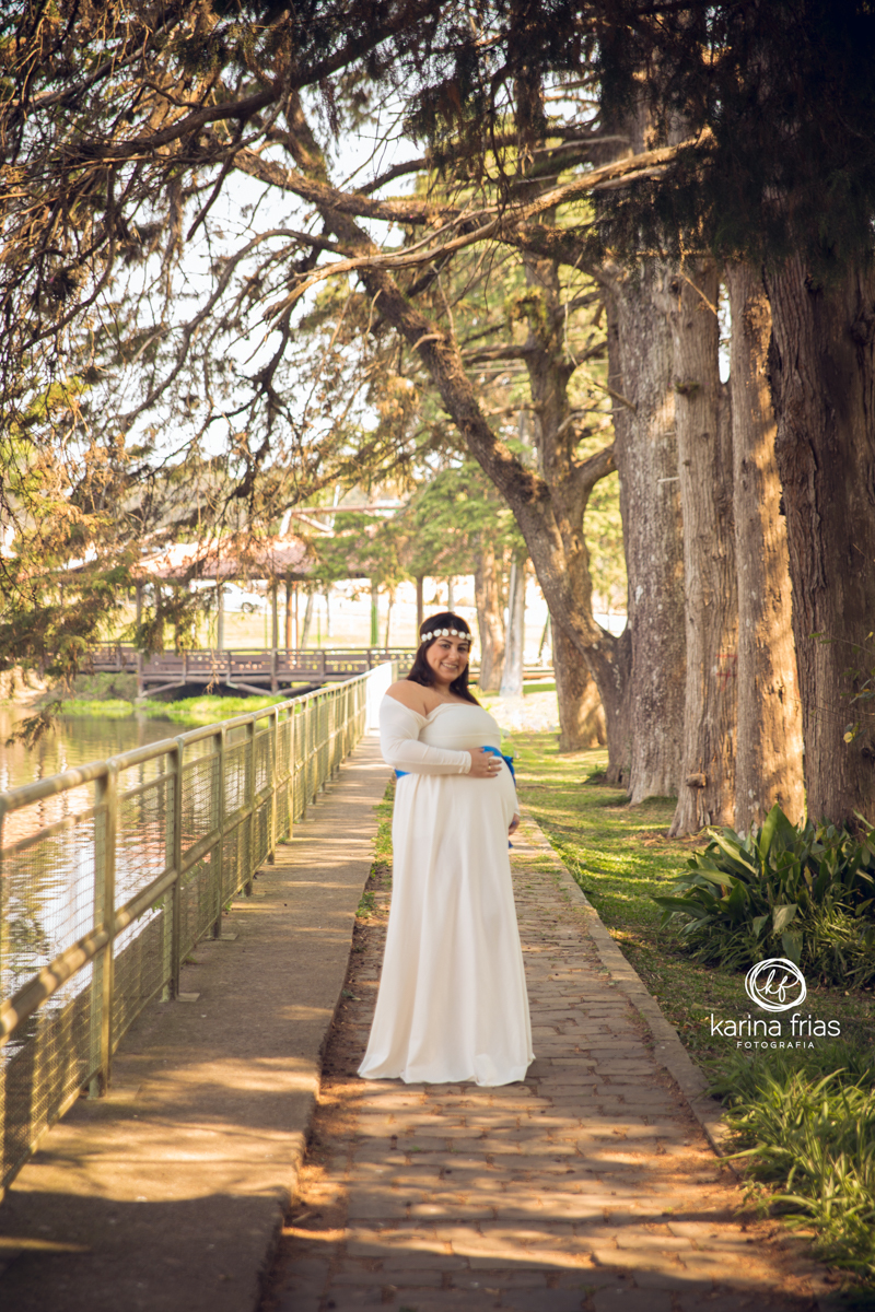 NO ENSAIO GESTANTE A MODELO SEGURA A BARRIGA