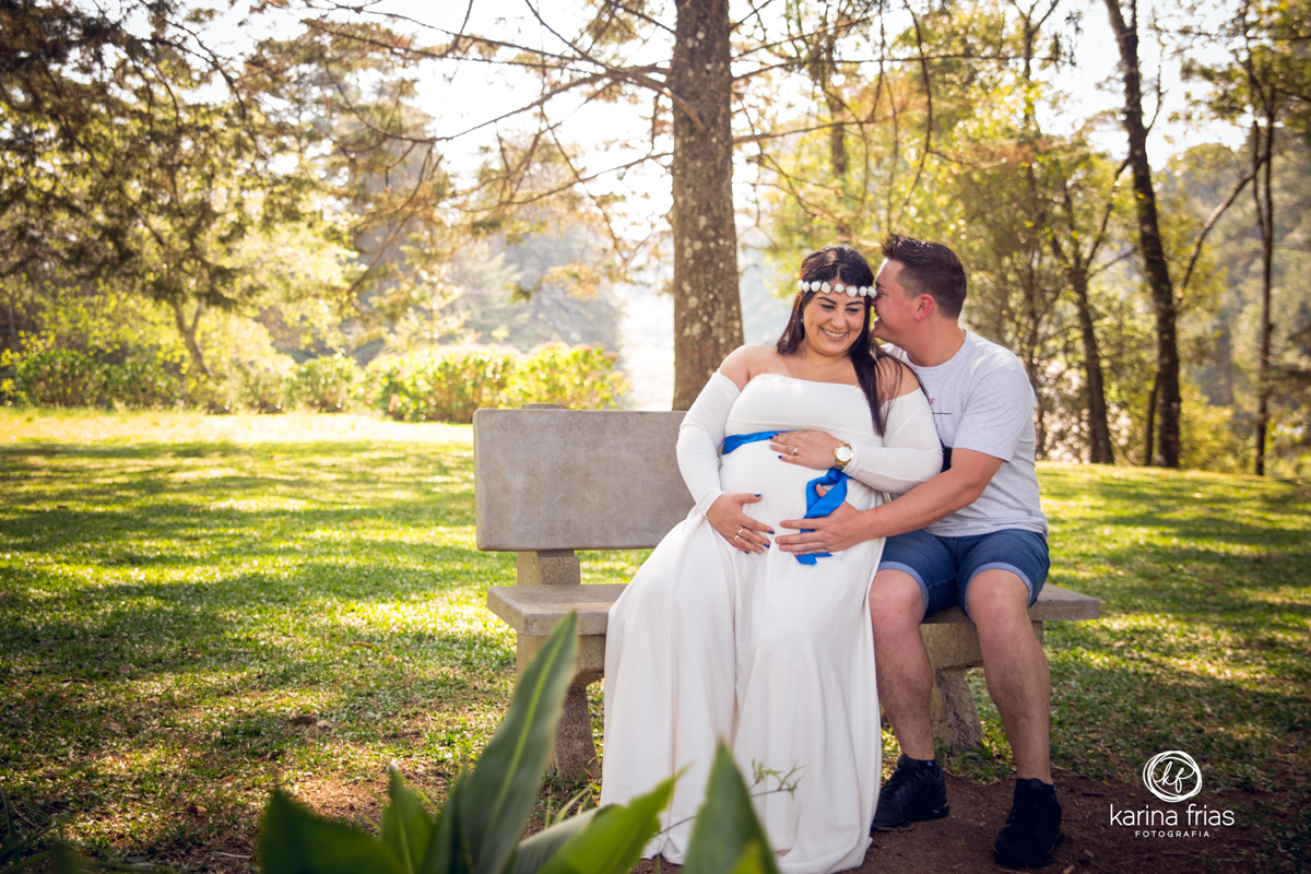 PAIS SE ABRAÇAM PARA AS FOTOS DE GRAVIDEZ